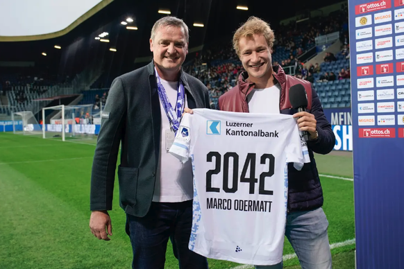 Marco Odermatt (à droite) a reçu un maillot du FC Lucerne samedi des mains du président du club, Stefan Wolf.