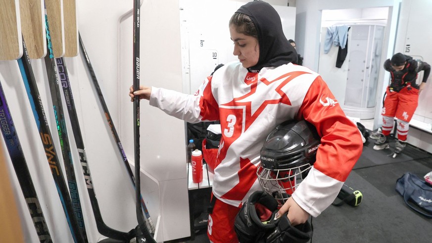 Avec le hijab sous le casque, les Iraniennes sont autorisées à pratiquer le hockey sur glace.