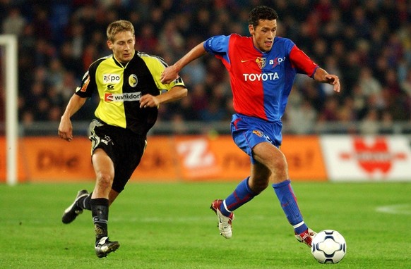 Der Berner Joel Descloux, links, kaempft um den Ball gegen den Basler Carlos Varela, beim Fussball Meisterschaftsspiel der NLA zwischen dem FC Basel und den Young Boys, am Samstag, 28.September 2002,  ...
