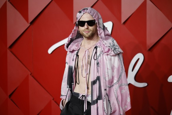 Quand t'as 8 ans et que tu mets ta veste sur ta tête parce que tu t'ennuies.