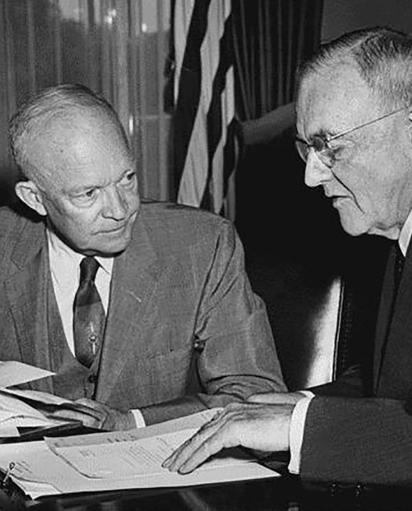 Le président américain Dwight D. Eisenhower (à gauche) avec son secrétaire d’État John Foster Dulles en 1956.
https://commons.wikimedia.org/wiki/File:President_Eisenhower_and_John_Foster_Dulles_in_195 ...