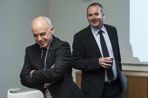 Bundesrat Ueli Maurer, links, und Paul Zinniker, Stellvertretender Direktor des Nachrichtendienst des Bundes, NDB, anlaesslich eines Kasernengespraeches, am Montag, 4. Mai 2015, in Bern. (KEYSTONE/Pet ...