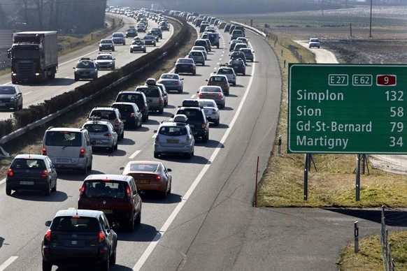 Chasse croise sur l&#039;autoroute des vacances, entre Villeneuve et Aigle ce samedi 9 fevrier 2008. Enormement de voitures se trouve sur l&#039;autoroute A9 entre Lausanne et Martigny. Les Fribourgeo ...