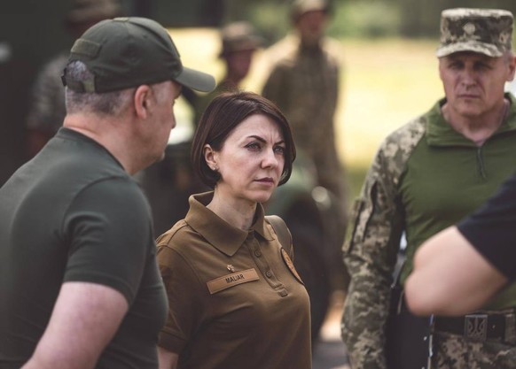Hanna Malyar visite les troupes ukrainiennes.