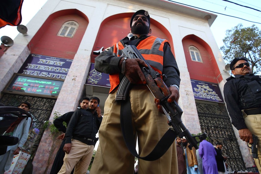 epa10441444 Armed Pakistani security officials keep watch at the entrance to the New Memon Mosque in Karachi, Pakistan, 31 January 2023. Security has been intensified across the country following an a ...
