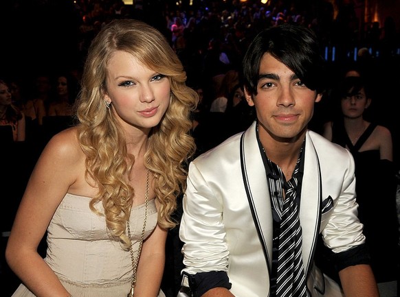 LOS ANGELES, CA - SEPTEMBER 07: Singers Taylor Swift and Joe Jonas at the 2008 MTV Video Music Awards at Paramount Pictures Studios on September 7, 2008 in Los Angeles, California. (Photo by Jeff Krav ...