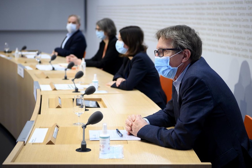 Michael Jordi, Generalsekretaer, Konferenz der kantonalen Gesundheitsdirektorinnen und -direktoren GDK, rechts, spricht an der Seite von Patrick Mathys, Leiter Sektion Krisenbewaeltigung und internati ...