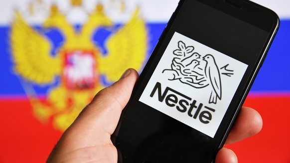 Le logo de Nestlé et le drapeau russe.