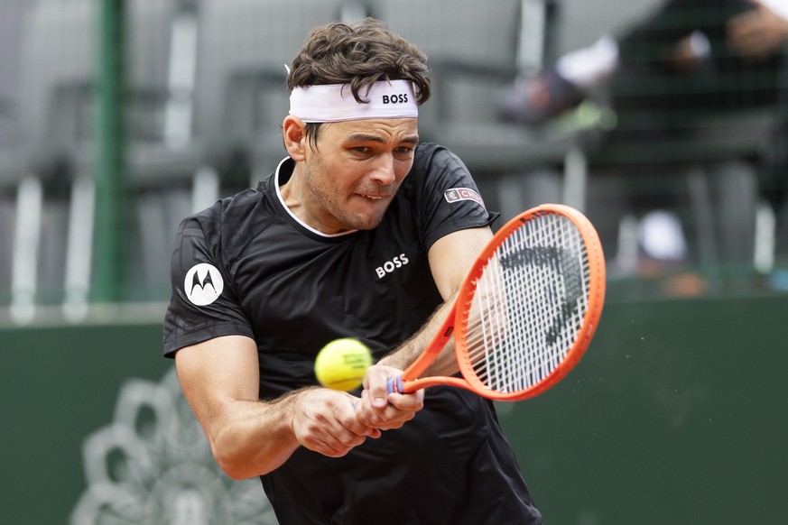 epa12122413 Taylor Fritz of the USA in action during his singles round of 16 match against Quentin Halys of France at the Geneva Open tennis tournament, in Geneva, Switzerland, 21 May 2025. EPA/CYRIL  ...