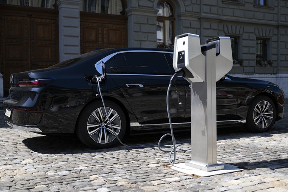 Das neue Elektrofahrzeug Typs BMW i7 von Bundesraetin Viola Amherd wird an einer Ladestation vor dem Bundeshaus aufgeladen, am Mittwoch, 14. Juni 2023 in Bern. Der Bundesrat schafft drei Elektro-Limou ...