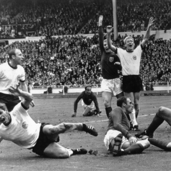 Karl-Heinz Schnellinger (bras levés) durant la finale de la Coupe du monde 1966 à Wembley contre l&#039;Angleterre