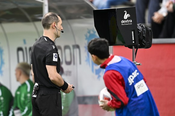 Schiedsrichter Stefan Horisberger konsultiert den VAR und gibt danach St. Gallens Julian von Moos die Rote Karte, im Fussball Super League Spiel zwischen dem FC Winterthur und dem FC St. Gallen, am So ...