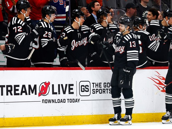 Nico Hischier félicité par ses coéquipiers