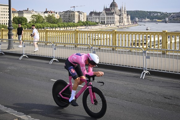 Le porteur du maillot rose, Mathieu van der Poel, dans les rues de Budapest.