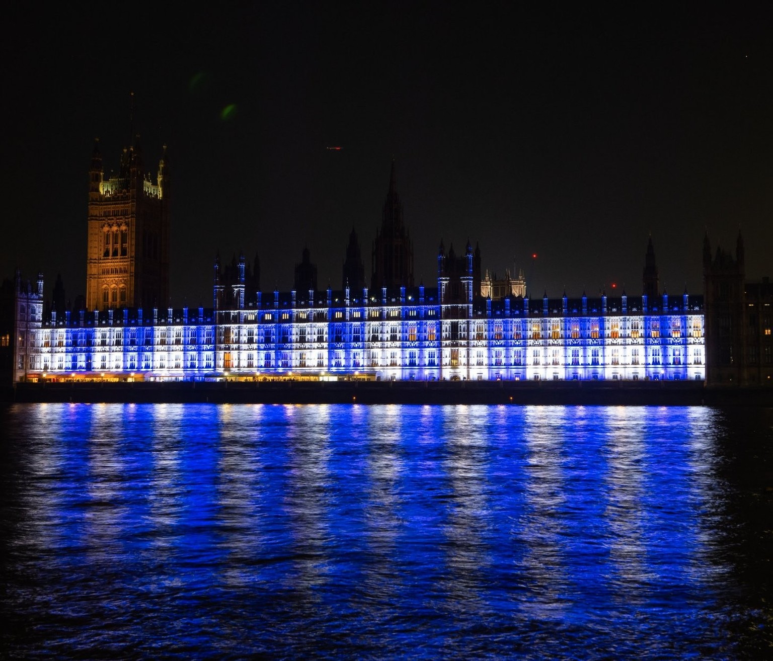 Le Palais de Westminster, siège du Parlement britannique, a été illuminé aux couleurs d'Israël lundi soir.