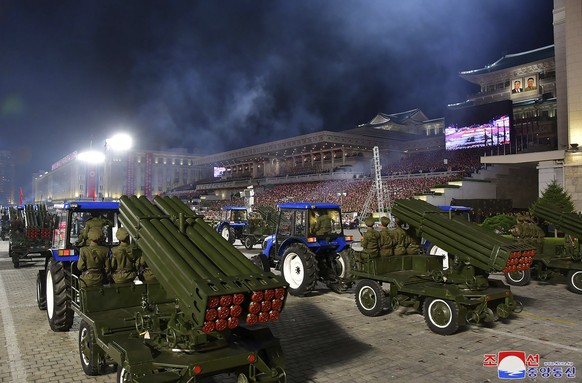 Des tracteurs tirent des lanceurs de missiles.