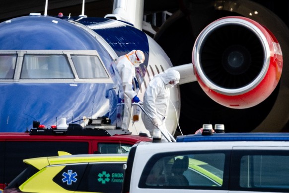 epaselect epa12936907 A potential Dutch patient leaves the aircraft after three medical evacuees from the cruise ship MV Hondius arrived at Schiphol-East airport in Schiphol, Netherlands, 06 May 2026. ...
