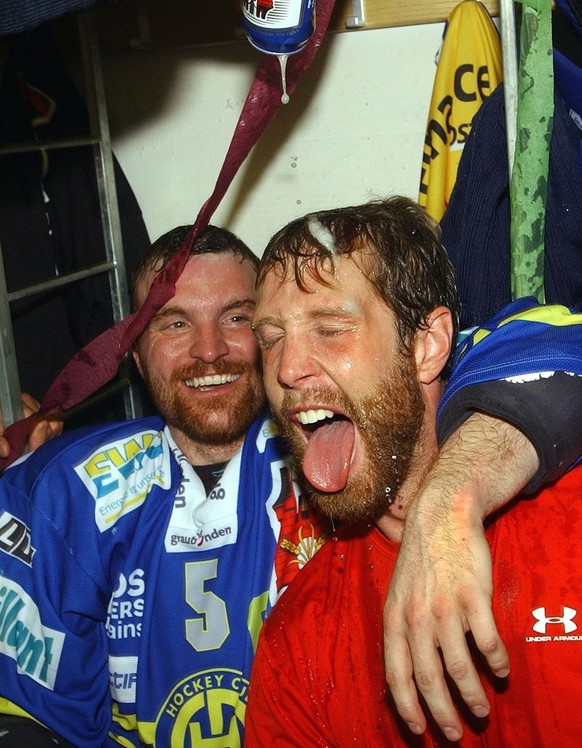 HC Davos Captain Marc Gianola, links, freut sich zusammen mit Joe Thornton, rechts, ueber den gewonnen Meistertitel, am Donnerstag, 7. April 2005, beim 5. Eishockey Play-Off Finalspiel zwischen dem HC ...
