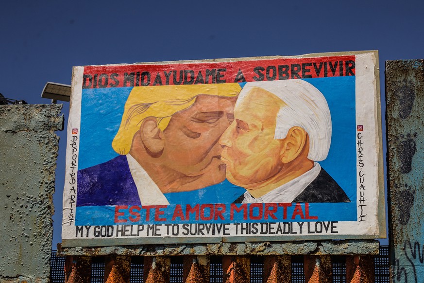 A Tijuana, à la frontière mexicaine, une affiche satirique montrant Donald Trump embrassant Joe Biden sur la bouche.