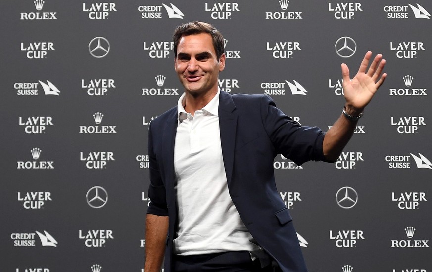 epa10196578 Roger Federer of Switzerland stands up and waves to the attending media at the end of a press conference in London, Britain, 21 September 2022, ahead of the Laver Cup tennis tournament sta ...