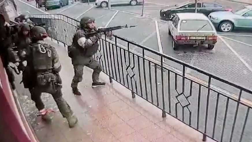 Sur les caméras de surveillance, on peut voir des soldats russes enfoncer les portes et entrer dans le bâtiment