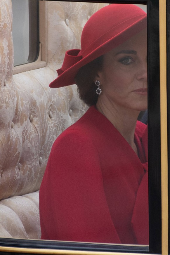 State Visit of President of the Republic of Korea Yoon Suk Yeol - Buckingham Palace, London Prince William The Prince of Wales and Princess Catherine The Princess of Wales arrive in a carriage at Buck ...