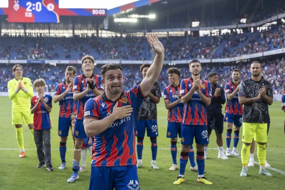 Xherdan Shaqiri (FCB), vorne, bedankt sich bei den Fans nach dem Fussball Meisterschaftsspiel der Regular Season der Swiss Super League zwischen dem FC Basel 1893 und Yverdon Sport FC im Stadion St. J ...