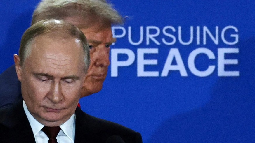Donald Trump et Vladimir Poutine lors de leur récente rencontre en Alaska: l&#039;attitude ambiguë du président américain envers le chef du Kremlin pourrait poser problème.