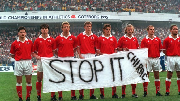 Die Schweizer Fussball-Nationalmannschaft, von links, Christophe Ohrel, Ciriaco Sforza, Adrian Knup, Stephane Henchoz, Sebastien Fournier, Alain Sutter und Marc Hottiger, protestiert am 6. September 1 ...