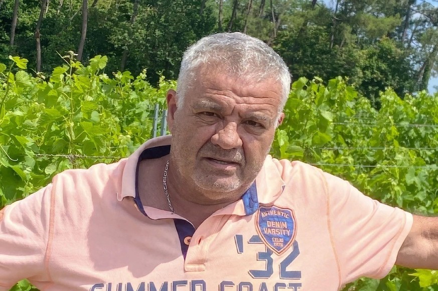 Eric Merle, viticulteur dans le Bordelais. Propriété acquise en 1983 par Eric Merle, le Château de Viens exploite 30 hectares de vignes au coeur de l’appellation des Côtes de Bourg, sur la commune de  ...