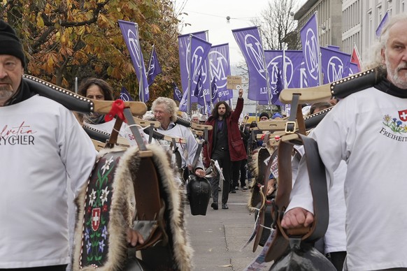 Corona-Massnahmenkritiker und Praesident von &quot;Mass Voll&quot; Nicolas Rimoldi auf dem Weg ins Luzerner Bezirksgericht, aufgenommen am Freitag, 11. November 2022 in Luzern. Rimoldi muss sich wegen ...