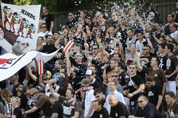 Les supporters de St.Pauli à Winterthour lors d'un amical entre les deux clubs.