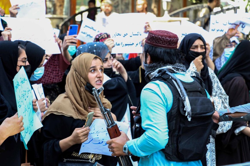 Les Afghanes, privées de leurs droits, descendent dans la rue