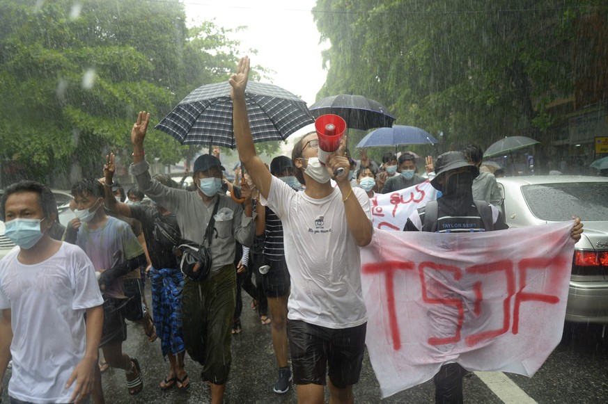 Vendredi dernier ces manifestants contre la junte militaire ont défilé sous la pluie.