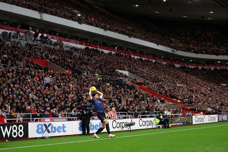 SUNDERLAND, ENGLAND - NOVEMBER 08: Declan Rice of Arsenal prepares to take a throw in during the Premier League match between Sunderland and Arsenal at the Stadium of Light on November 08, 2025 in Sun ...