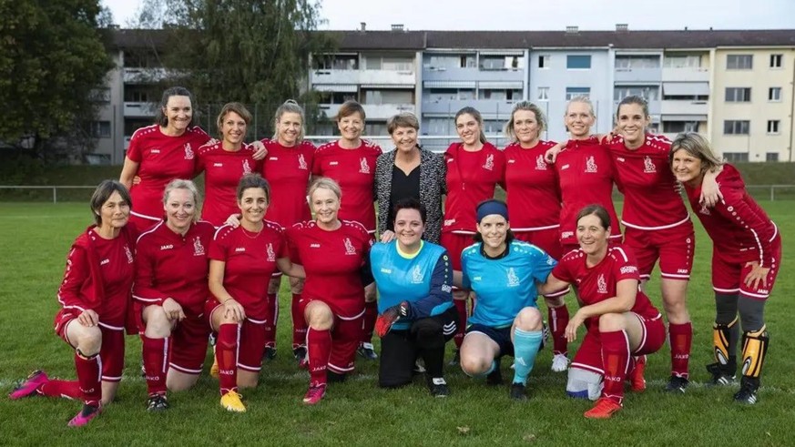 Aline Trede et Flavia Wasserfallen, respectivement deuxième et troisième en bas à gauche, jouent pour le FC Helvetia.