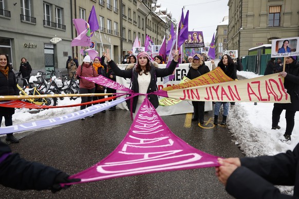Demonstrantinnen protestieren gegen Gewalt an Frauen waehrend einer nationalen Demonstration gegen Gewalt an Frauen, am Samstag, 23. November 2024 in Bern. (KEYSTONE/Peter Klaunzer)