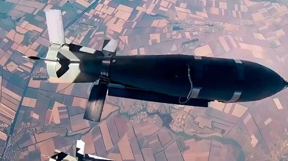 Une bombe planante russe peu après son largage: grâce à ses ailes déployables, elle peut parcourir jusqu&#039;à 200 kilomètres, une distance trop grande pour les intercepteurs ukrainiens.