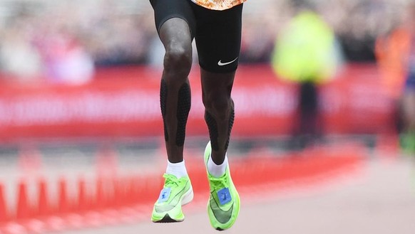 epa07534437 Kenya&#039;s Eliud Kipchoge on his way to win the elite men&#039;s race during the 2019 Virgin Money London Marathon in London, Britain, 28 April 2019. EPA/FACUNDO ARRIZABALAGA