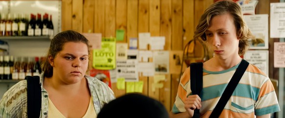 Sam et Janus tentent d'acheter de l'alcool à l'épicerie du village. Mais au moment de payer...