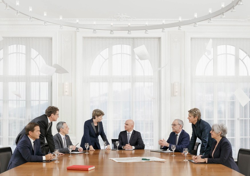 HANDOUT - Das offizielle Bundesratsfoto 2023 mit Bundeskanzler Walter Thurnherr und den Bundesraeten Albert Roesti, Ignazio Cassis, Viola Amherd, Alain Berset, Guy Parmelin, Karin Keller Sutter und El ...