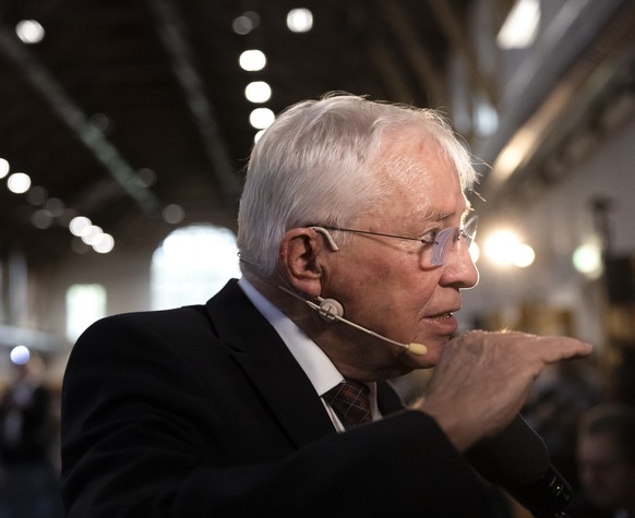 Alt-Bundesrat Christoph Blocher, Tagespraesident der Gruendungsversammlung, gibt ein Interview, kurz vor Beginn der Gruendungsversammlung der Vereinigung &quot;Pro Schweiz&quot;, am Samstag, 15. Oktob ...