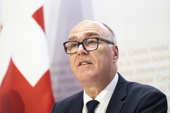 Bundesrat Martin Pfister spricht an einer Medienkonferenz ueber das Entlastungspaket 27 und Budget 2026, am Mittwoch, 25. Juni 2025, im Medienzentrum Bundeshaus in Bern. (KEYSTONE/Anthony Anex)