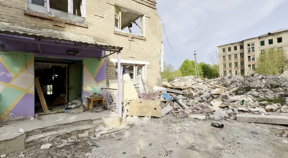 Le jardin d&#039;enfants détruit, qui servait de camp militaire.