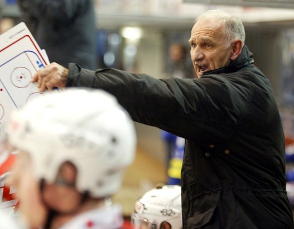 Der Head-Coach des EHC Basel Paul-Andre Cadieux dirigiert seine Spieler beim Eishockey Meisterschaftsspiel zwischen dem EV Zug und dem EHC Basel vom Samstag, 6. Dezember 2003 in der Zuger Hertihalle.  ...