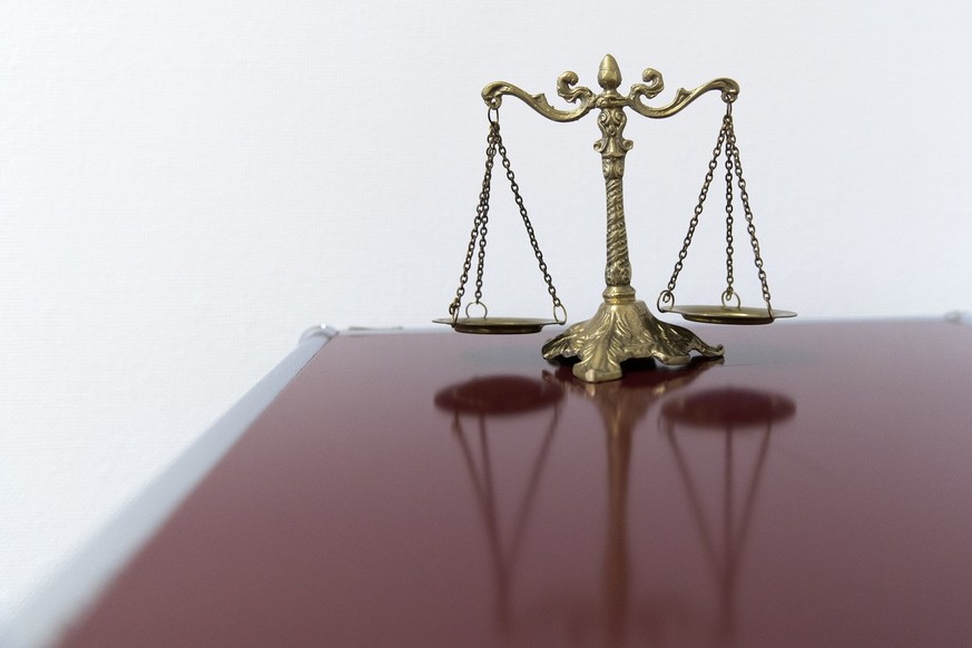 Une balance de la justice trône dans un tribunal du Amthaus Bern à Berne, en Suisse. Cette image, capturée le 24 octobre 2017, représente l&#039;engagement du système judiciaire suisse à rendre des ve ...