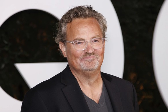 Mathew Perry est décédé le 28 octobre 2023 des suites d'une intoxication à la kétamine, associée à une maladie cardiaque.