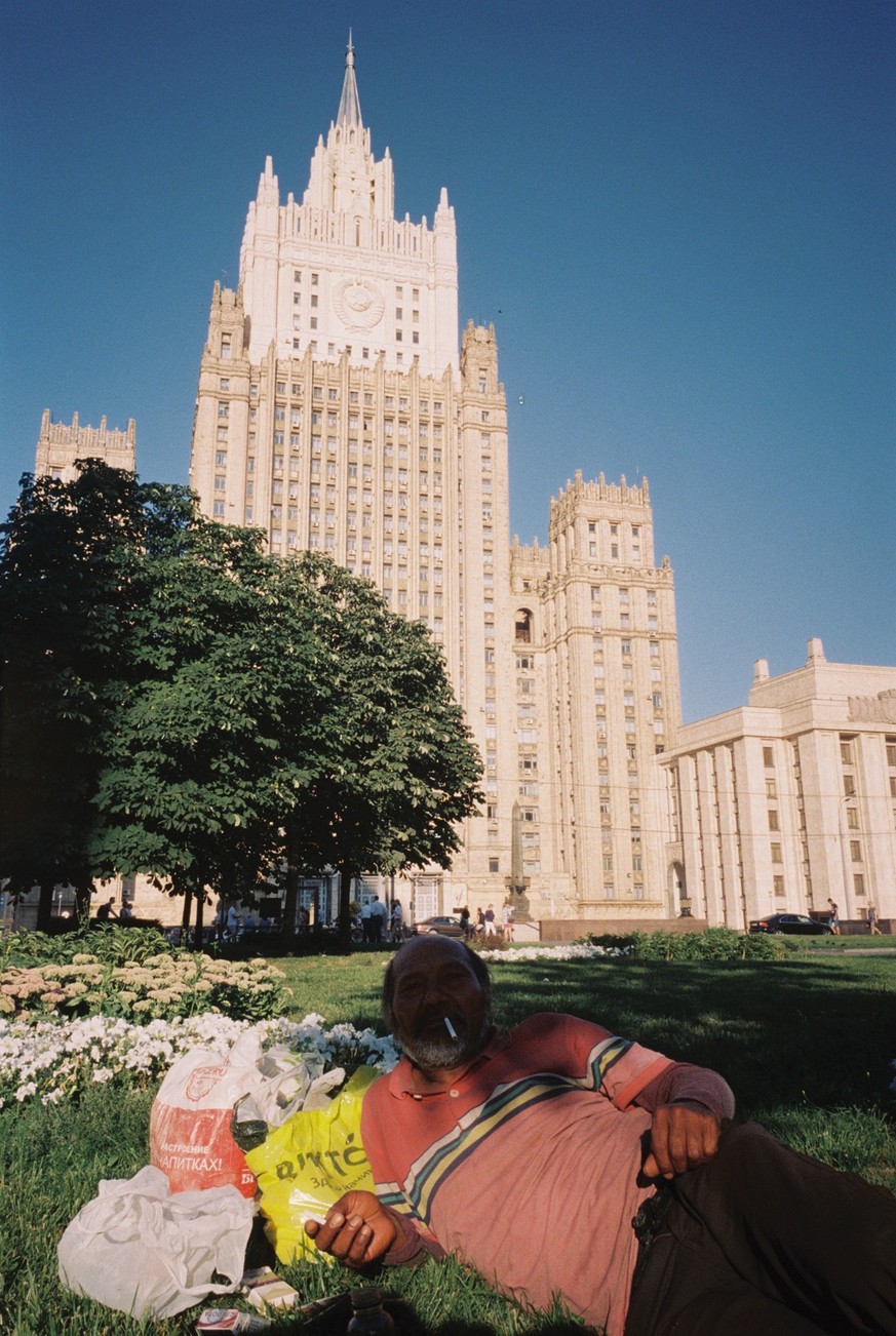 Homme sans domicile fixe avec le ministère des Affaires étrangères en arrière-plan - Moscou, Russie