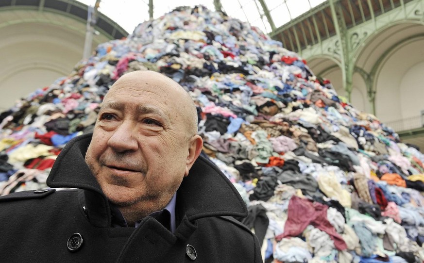 epa01986810 French contemporary artist Christian Boltanski poses in front of part of his installation in his Monumenta 2010 exhibit &#039;Personnes&#039; at the Grand Palais, Paris, France, 12 January ...