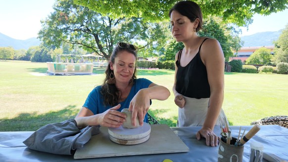 La journaliste Rahel Empl lors d'un atelier de poterie avec Tessa Donati au Castello del Sole Beach Resort &amp; Spa, à Ascona